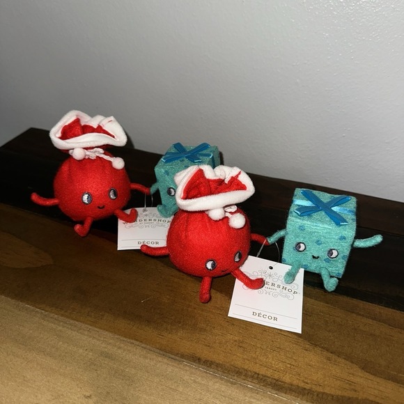 Wondershop Other - Wondershop Holiday Tabletop Ornaments Set of 2 Santa Bags & Gifts Holding Hands